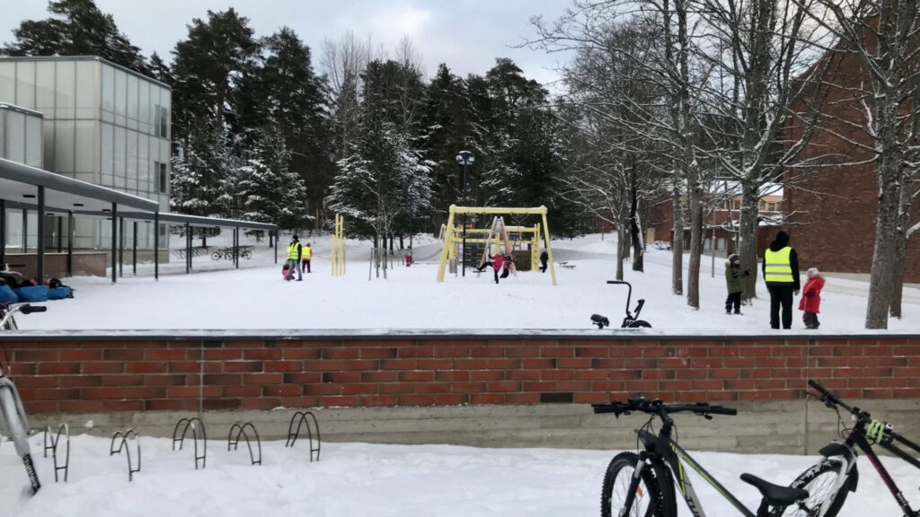 Schüler spielen in der Pause im Schulhof einer Schule in Finnland