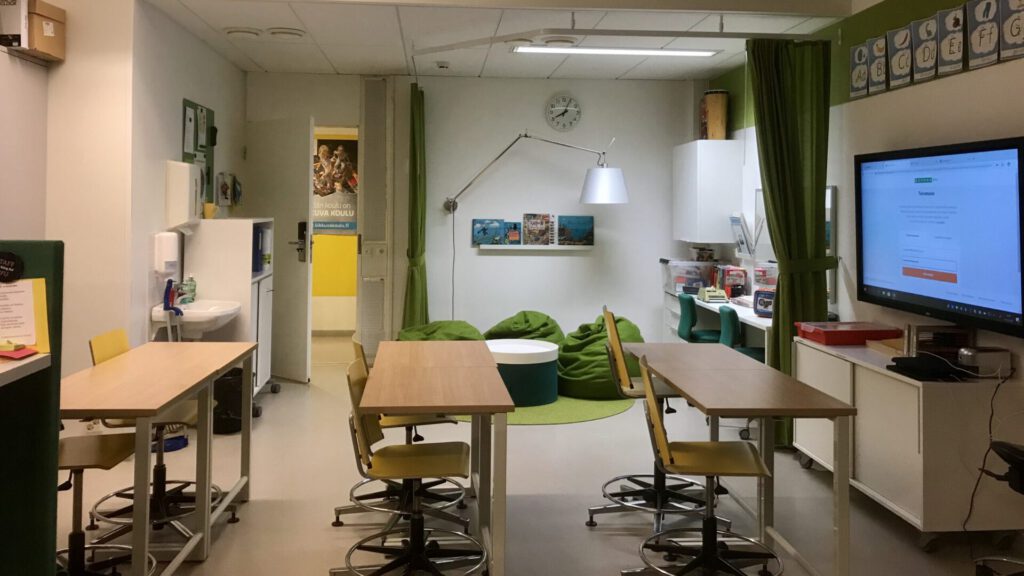 Kleines Klassenzimmer in einer Schule in Finnland