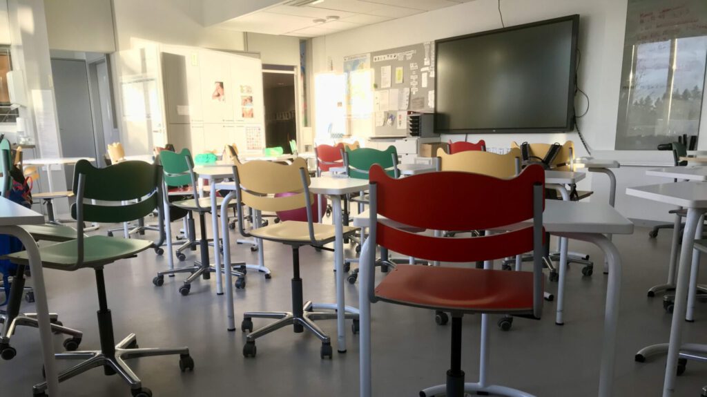 Klassenzimmer an einer Grundschule in Finnland